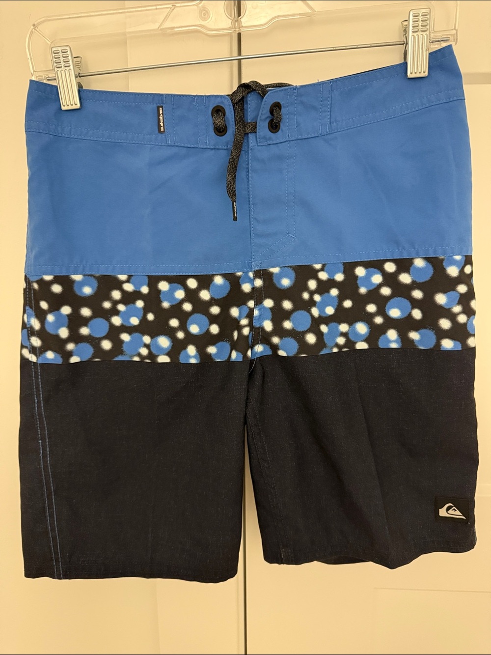 Quiksilver Men’s Blue, Black & White Polka-Stripe Board Shorts.Size 27.Inseam 7”